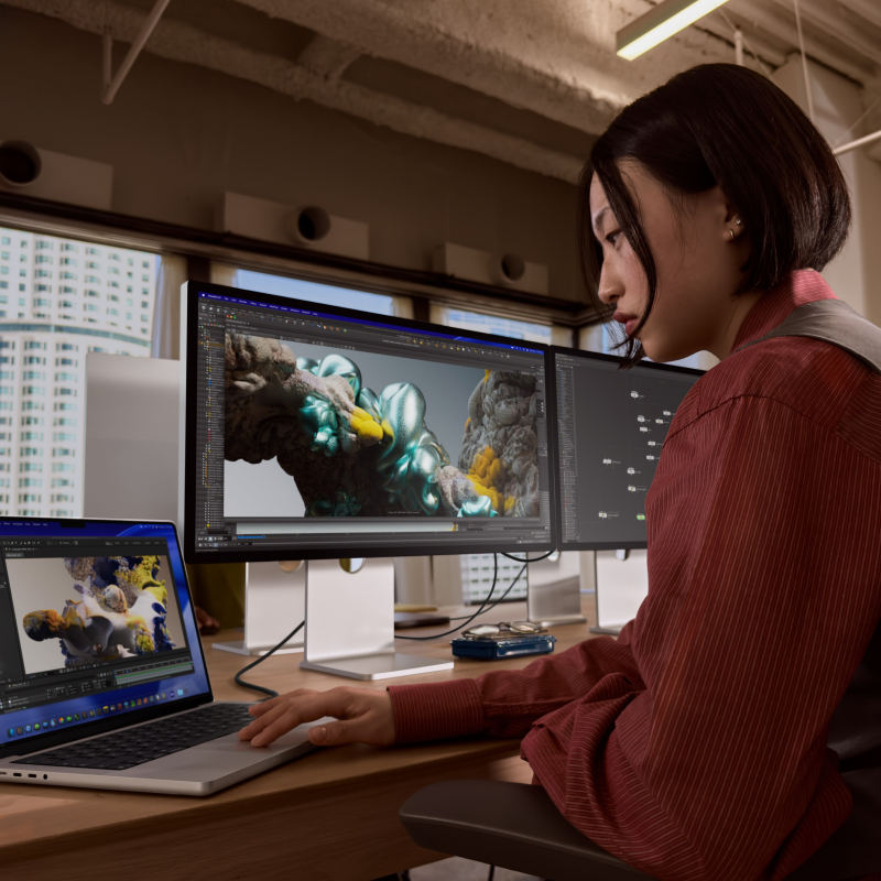 На фото изображено Apple MacBook Pro 16" (M5 Pro, 18C / 20C, 2026) 48 ГБ, 1 ТБ SSD, чёрный космос