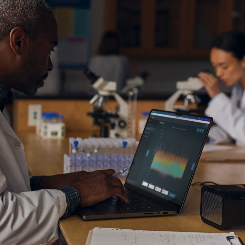 На фото изображено Apple MacBook Pro 16" (M5 Pro, 18C / 20C, 2026) 48 ГБ, 1 ТБ SSD, чёрный космос