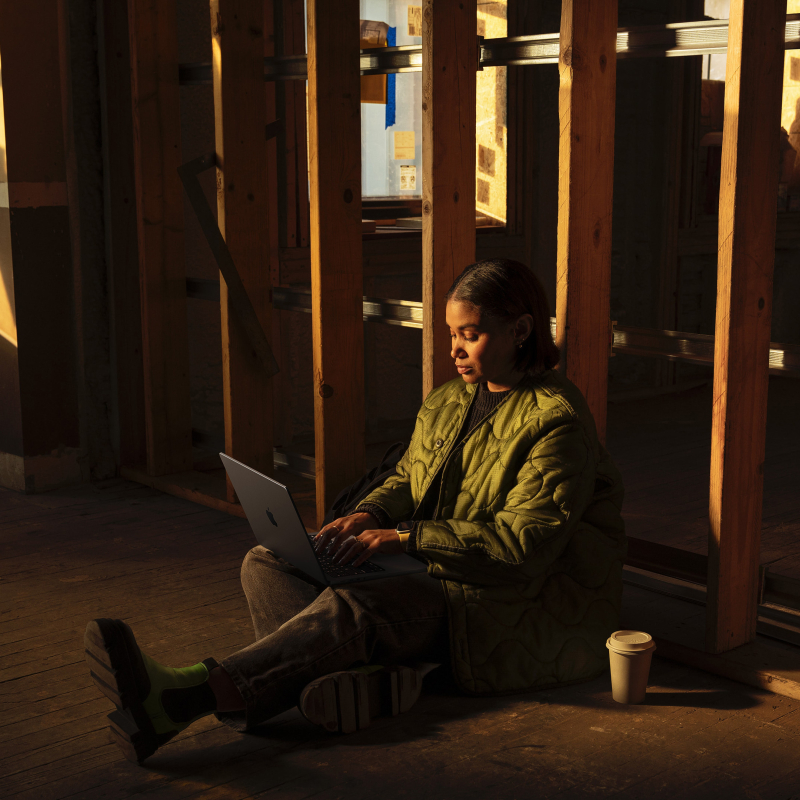 На фото изображено Apple MacBook Pro 16" (M5 Pro, 18C / 20C, 2026) 48 ГБ, 1 ТБ SSD, чёрный космос