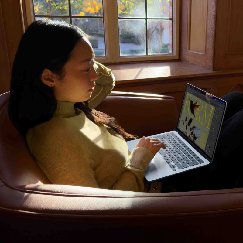 На фото изображено Apple MacBook Air 13" (M5, 10C / 10C, 2026) 16 ГБ, 1 ТБ SSD, Небесно-голубой