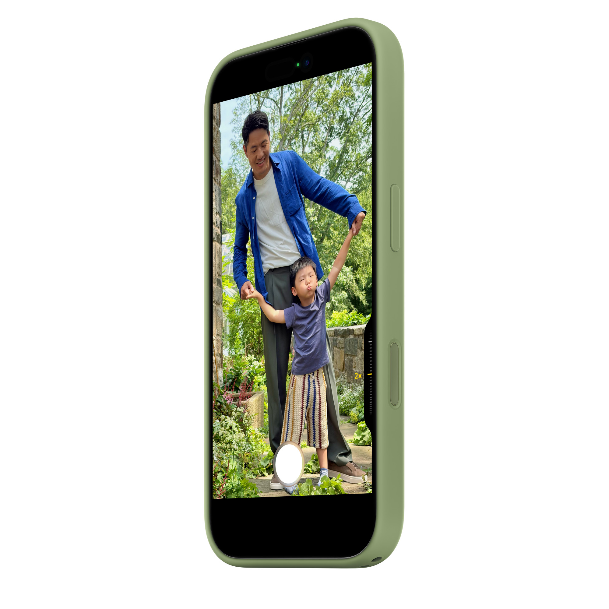 На фото изображено Чехол защитный Apple Silicone Case with MagSafe для iPhone 17, зелёный